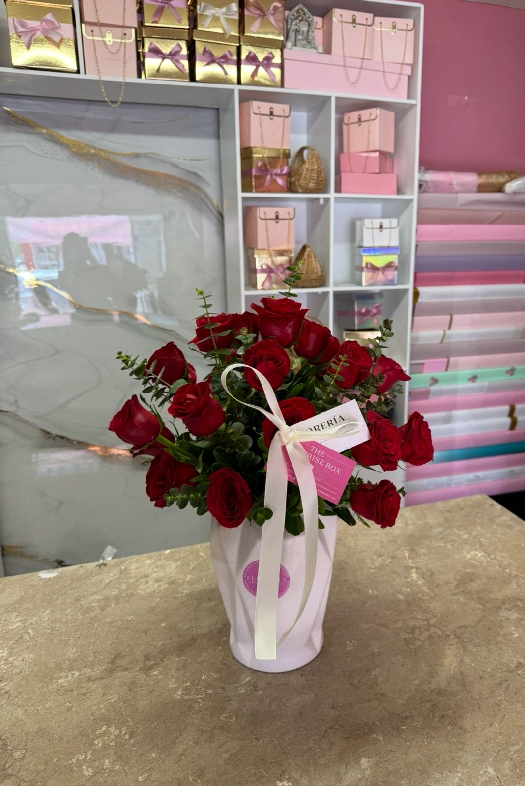 Jarrón con 24 rosas