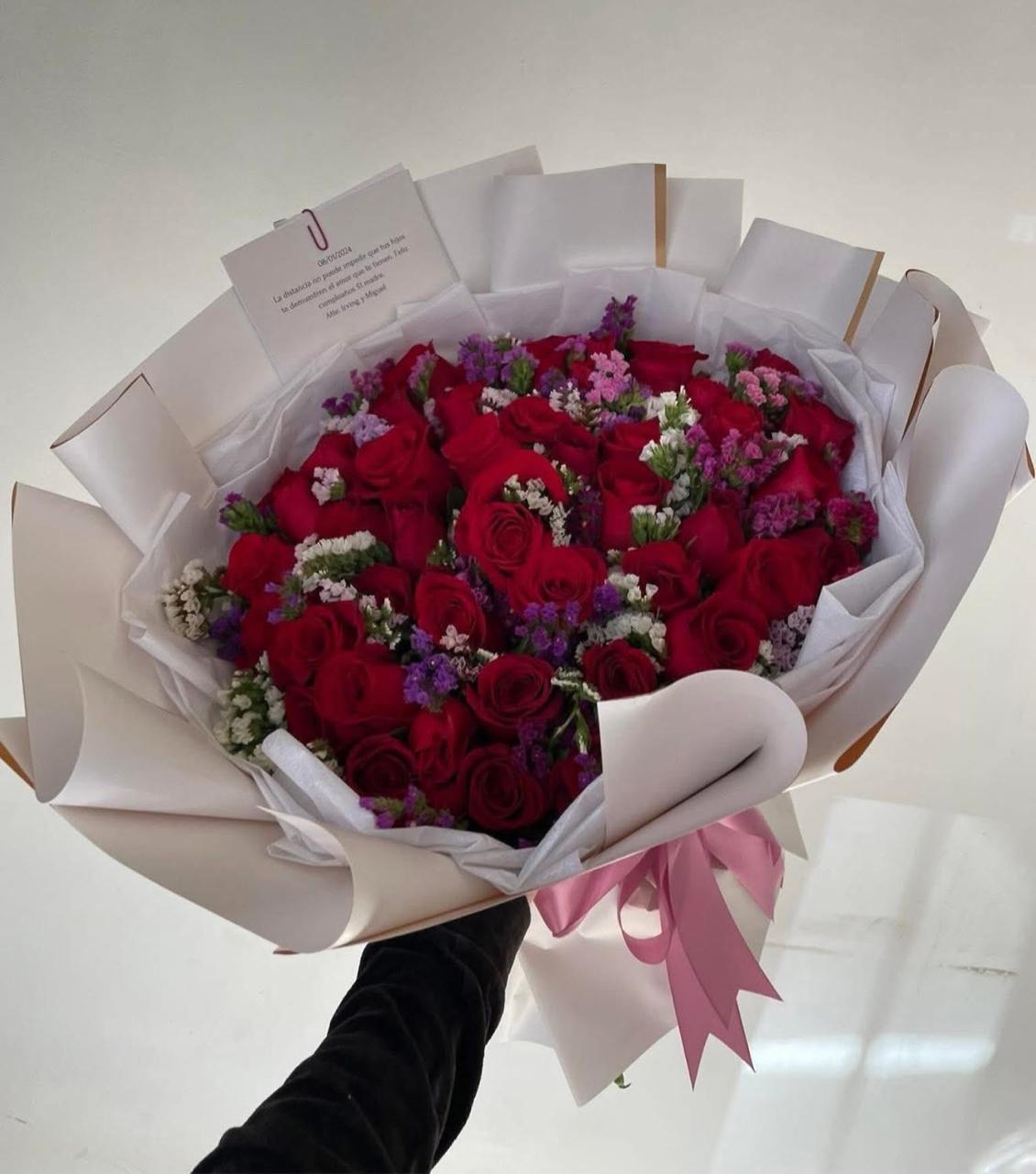 50 Rosas con Statice