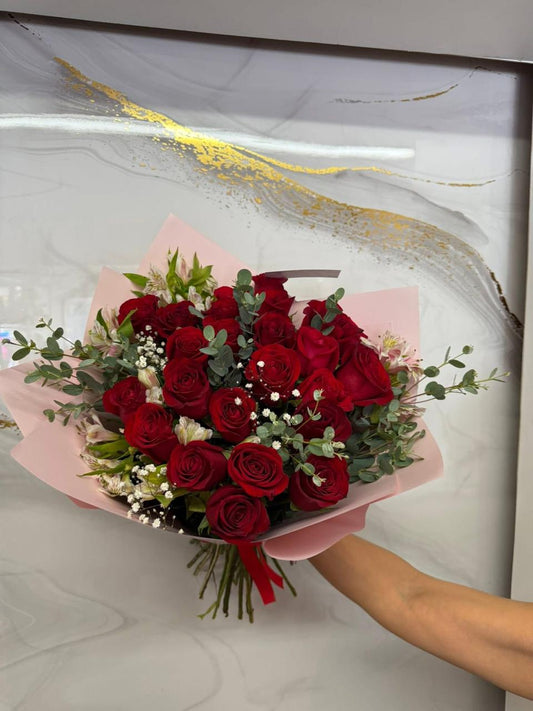 24 rosas acompañadas de otras flores